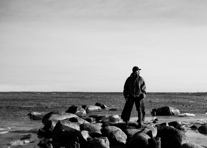 Fotograaf- Sander Antoniak; Stilist- Marleen Pärn; MUAH- Laura-Liisa Srubišek; Assistent- Tauri Parik; Bomberi-jakk - Kopli Vintaaž; Kampsun - Woolish; Püksid - Raili Nõlvak; Cap/müts - Poodles club; Saapad - NS king